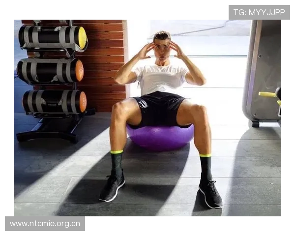 C罗晒桑拿后身材照展现完美肌肉线条再度证明体育锻炼的重要性